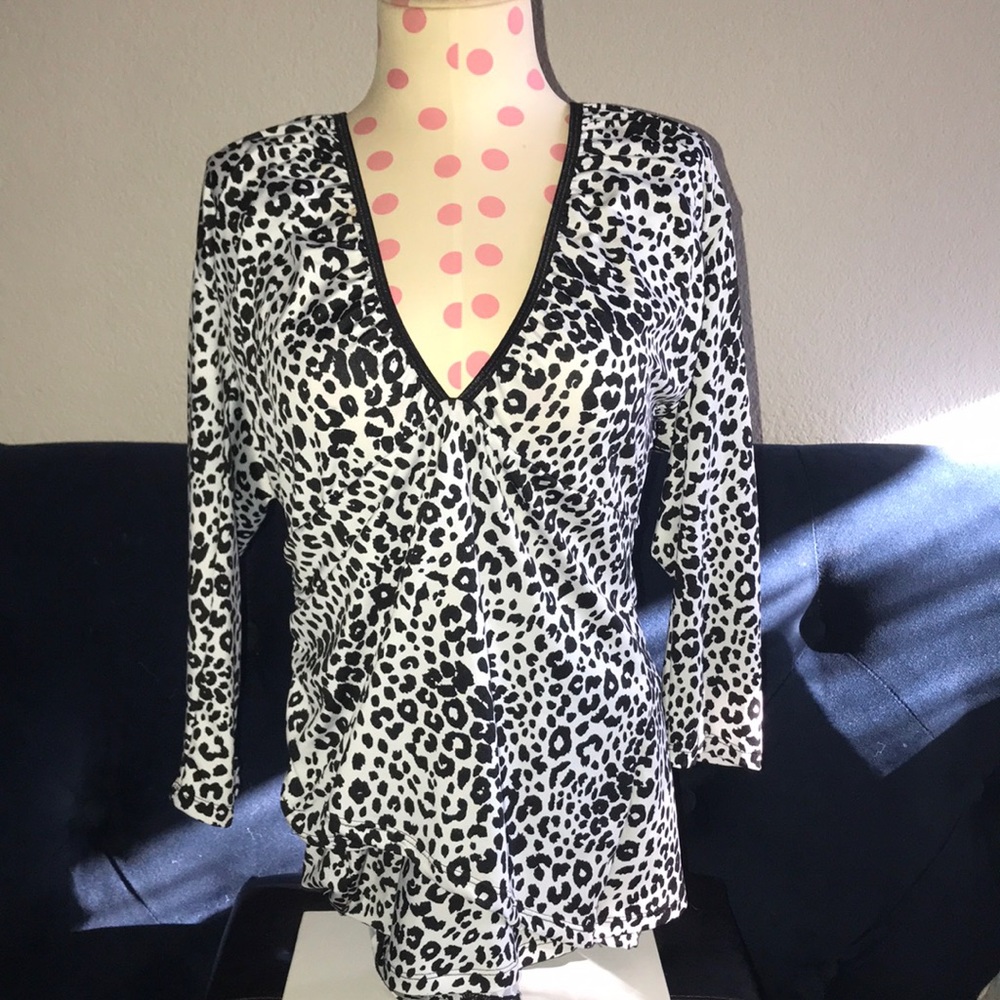 V neck top w/ right ruched side